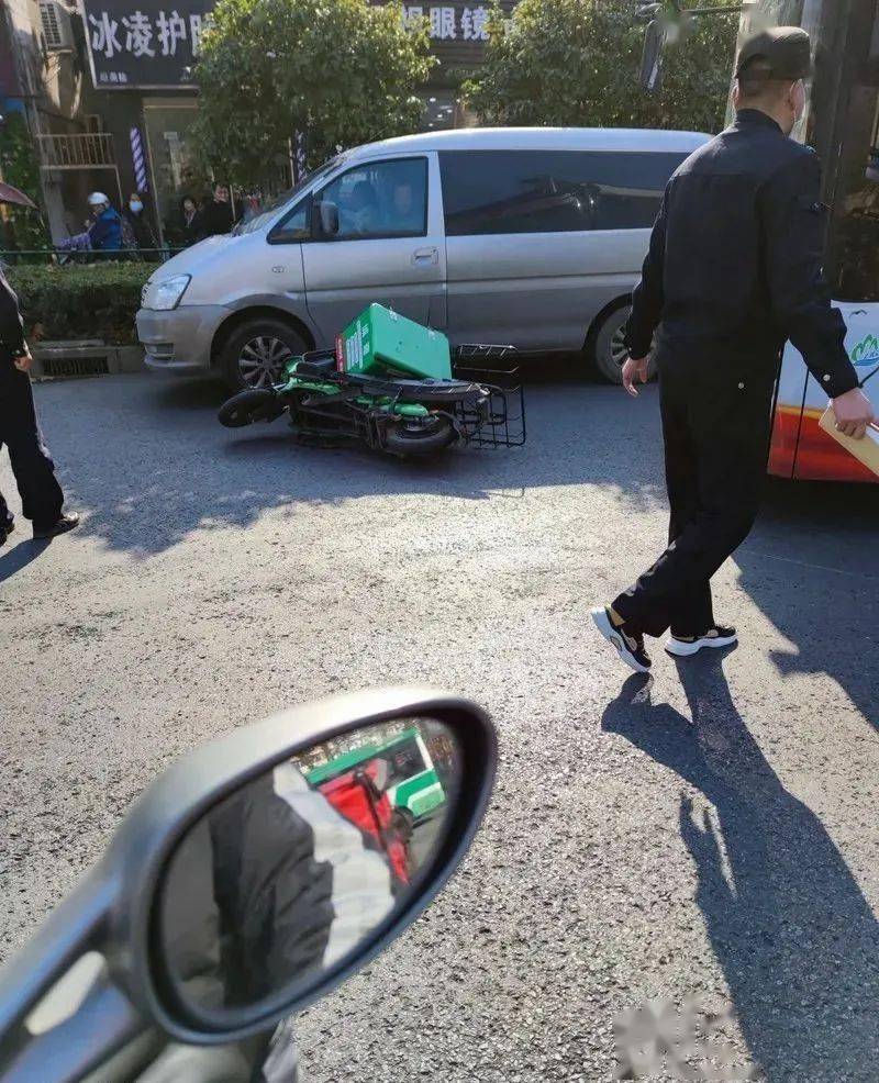 惊心镇江一商场门口电动车被撞一人倒地不起网友某买菜骑手