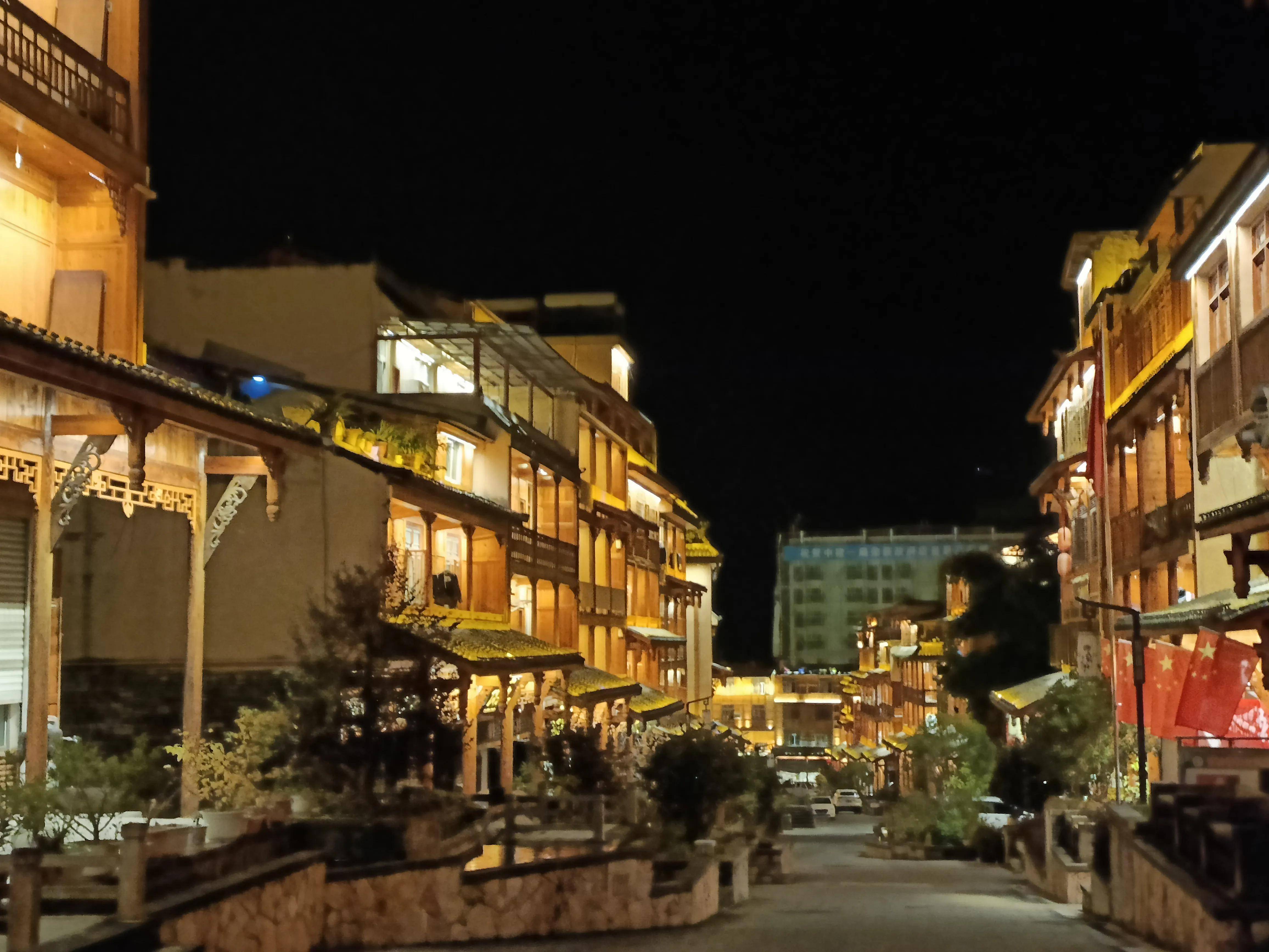 磨西古镇冰川之下的小镇夜晚竟然这么好看