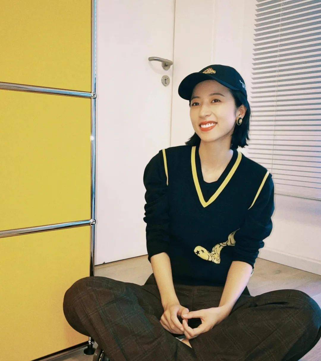 黑色 周雨彤白鹿的针织马甲也太上头了吧!赶紧学起来