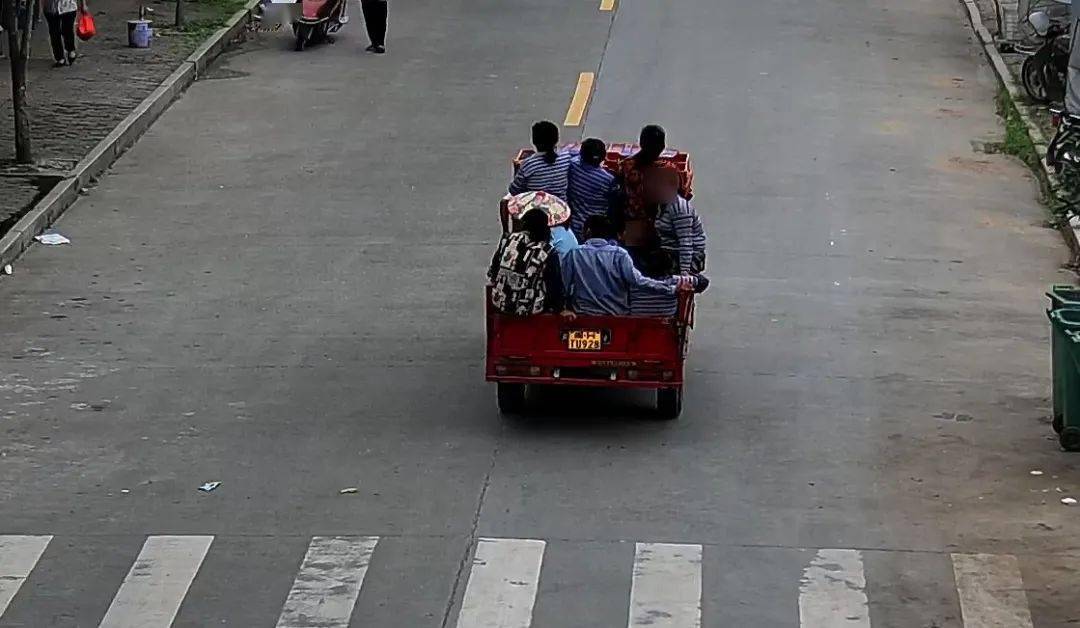 曝光台三轮车违法载人曝光