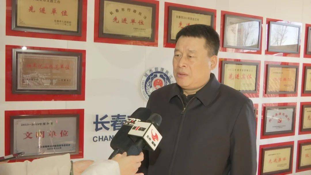 长春市城市管理局局长王世忠一大批爱心人士给我们环卫工人捐助了很多