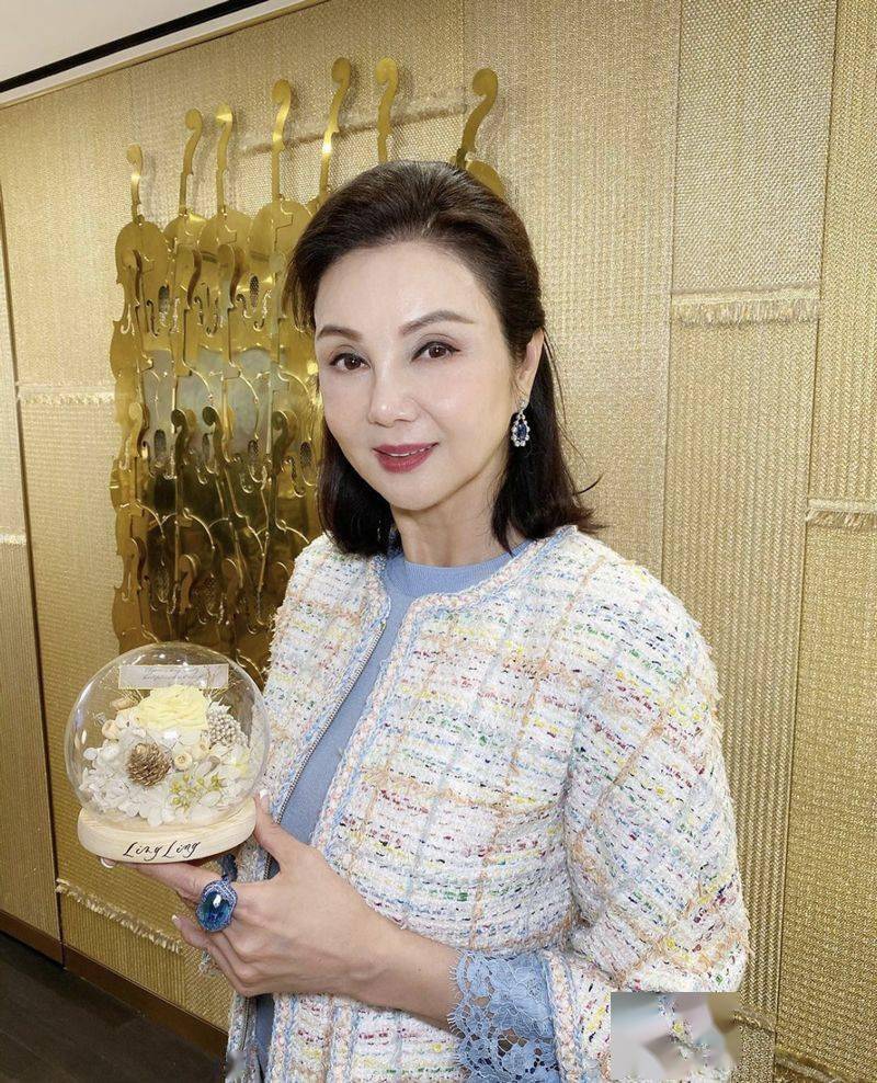 谢玲玲被偶遇合影,65岁脸颊饱满很不自然,但身上自带高贵气质_显得