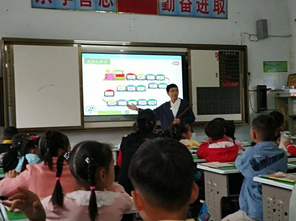长阳土家族自治县龙舟坪镇花坪小学生本教育花正艳七彩课堂香更浓