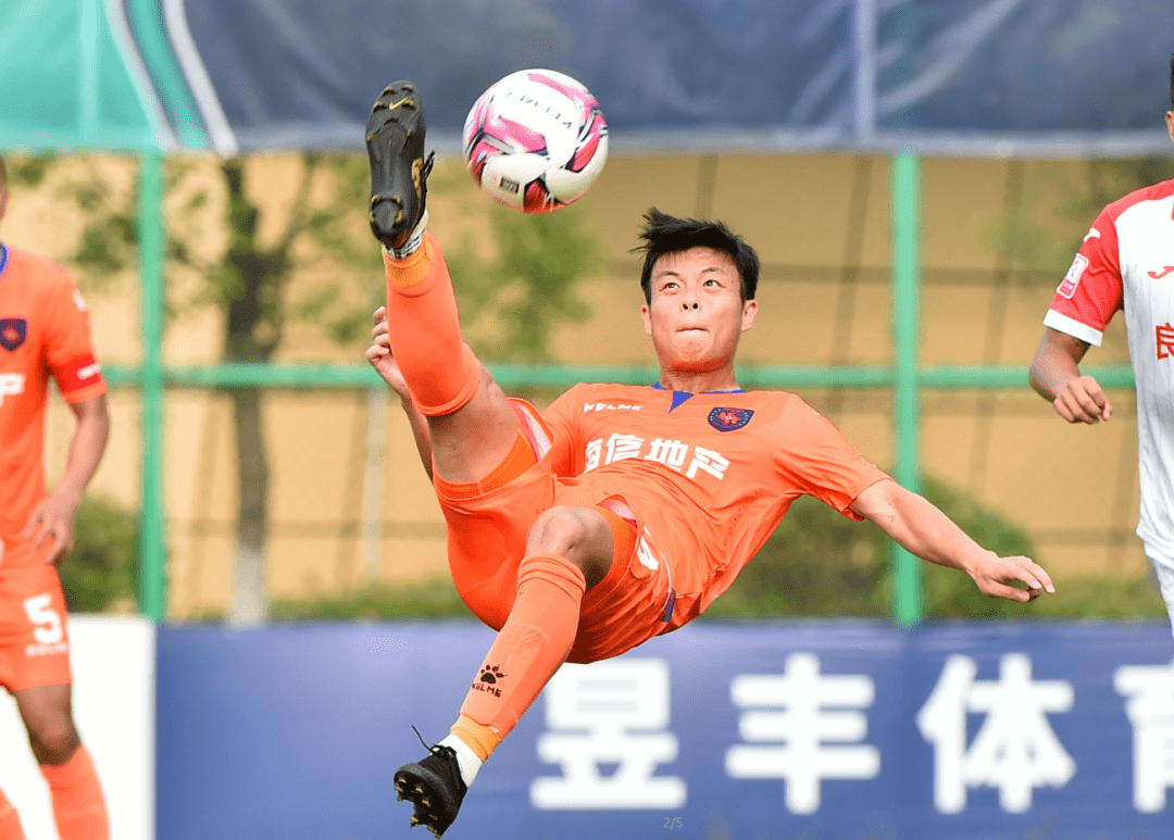 15岁独自出国踢球生活 许嘉俊:小个子有大心脏_比赛_冲甲_的足球