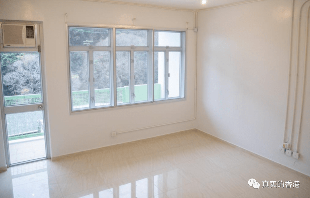 一家五口居20平的房,这在香港很常见!_公屋_居屋_生活