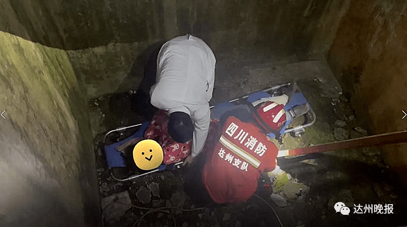 楼顶一女子与家人清理杂物时,因夜间视线较差,不慎掉入废弃蓄水池内