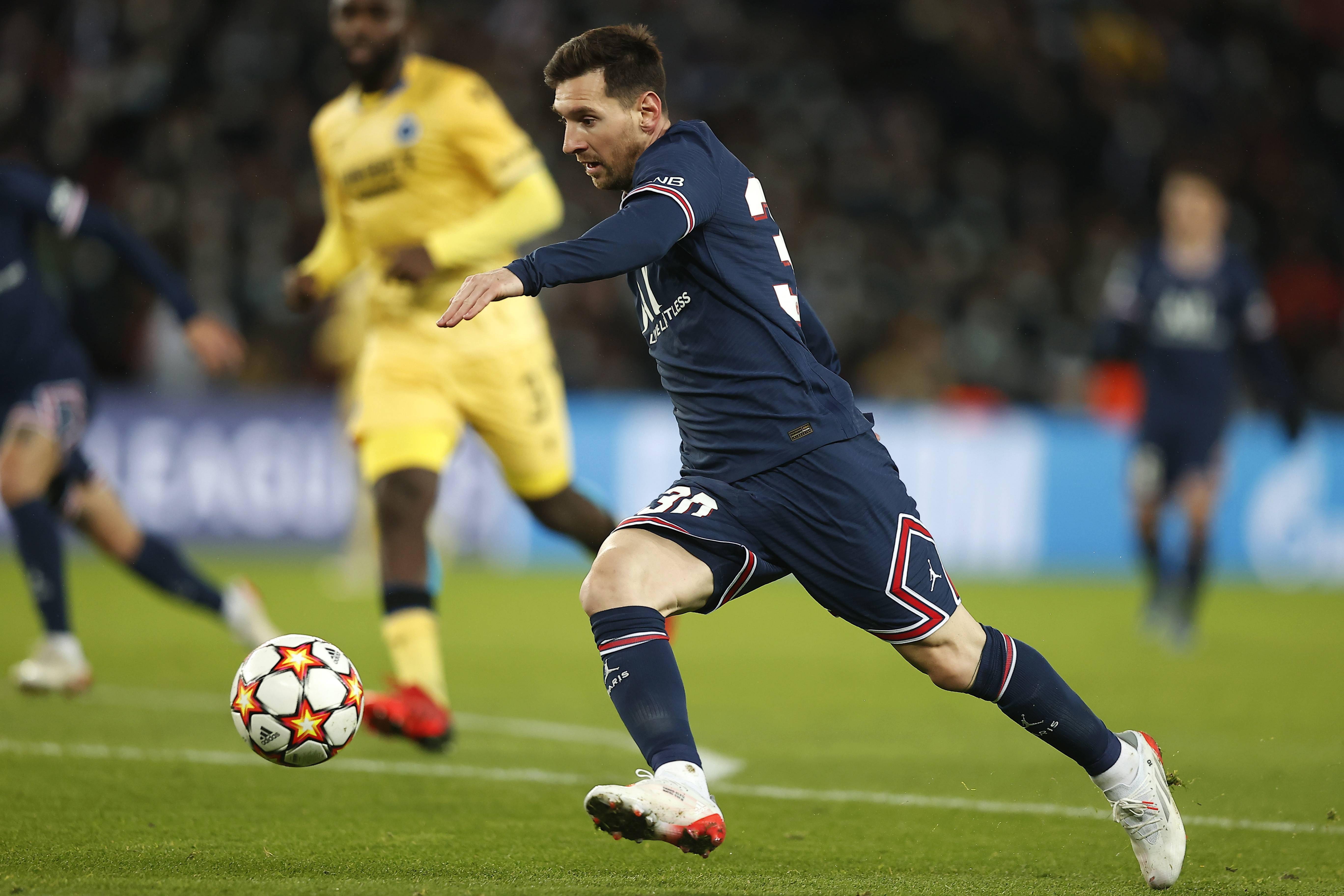 足球——欧冠联赛:巴黎圣日耳曼胜布鲁日_梅西双响 巴黎欧冠出线_球员