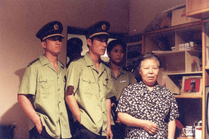 白宝山杀人无数,警察来抓他却放弃抵抗:我不能当着母亲的面杀人_警方