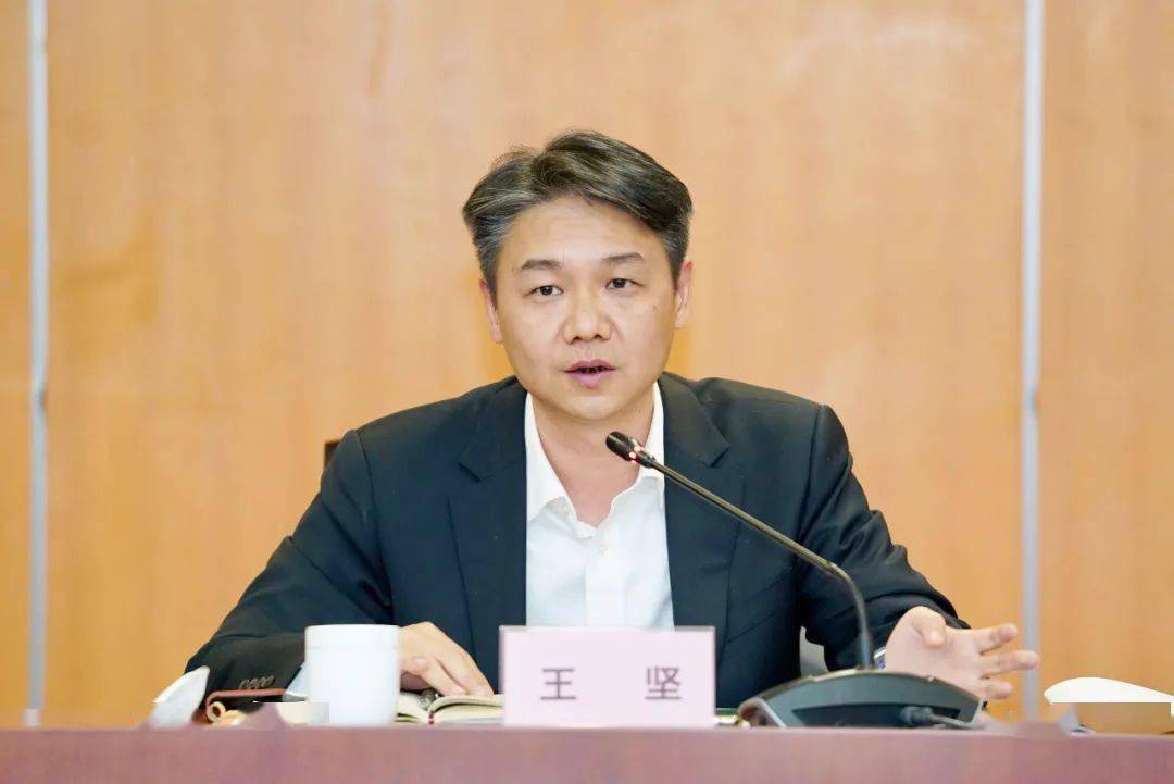 王坚在主持时要求,各镇(街道),各部门(单位)要切实担负起疫情防控的