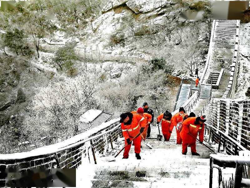 景区|雪中八达岭长城，这道橘红色“风景”也很美