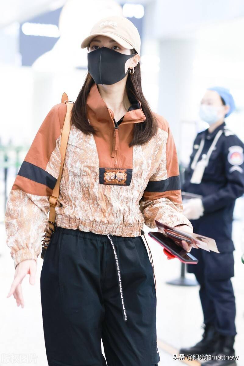 街拍:钟楚曦棕红色花纹套头衫休闲时尚,黑色工装裤显修长身材_机场