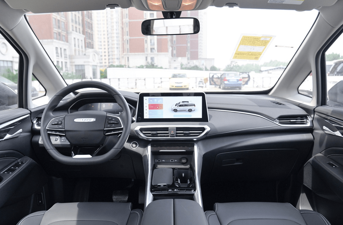 内饰传祺m6的车尾设计与上汽大通maxus g50 plus比较接近,不过它采用