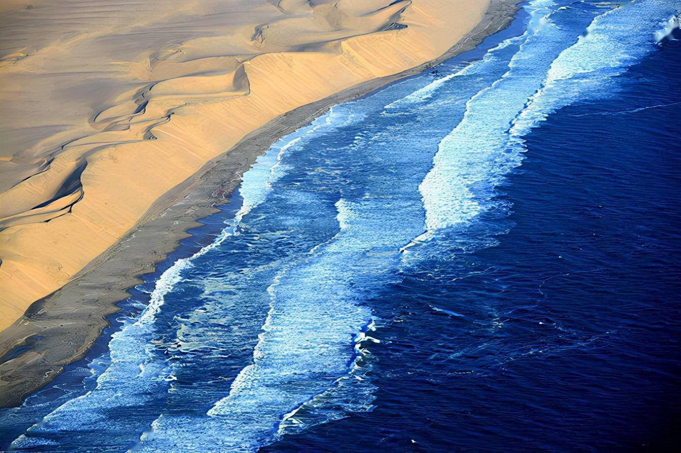 纳米布沙漠沙漠与大海并存一边生命的天堂一边生命的地狱