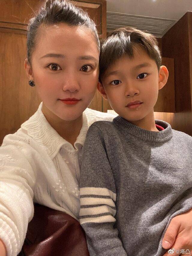 王学兵老婆晒儿子近照7岁儿子长大乖巧又帅气皮肤黝黑像爸爸