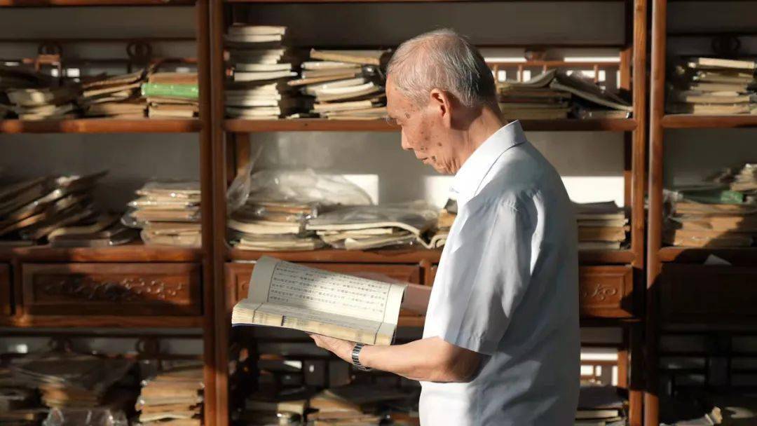 他,对乐清名人掌故,乡邦轶闻情有独钟,几十年来甘于寂寞,潜心整理