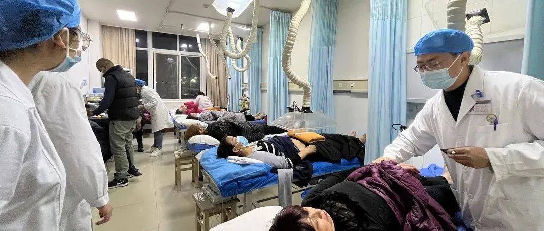 白州名医开夜诊，患者爆满！义诊期间针灸费用全免_丁宇正_治疗_病人