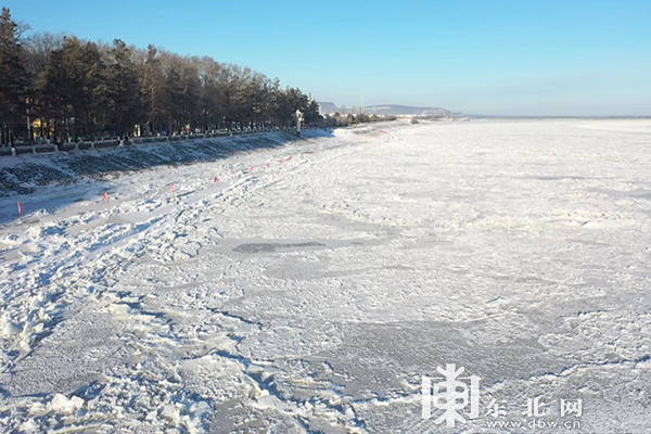 黑龍江呼瑪江段水面凝冰