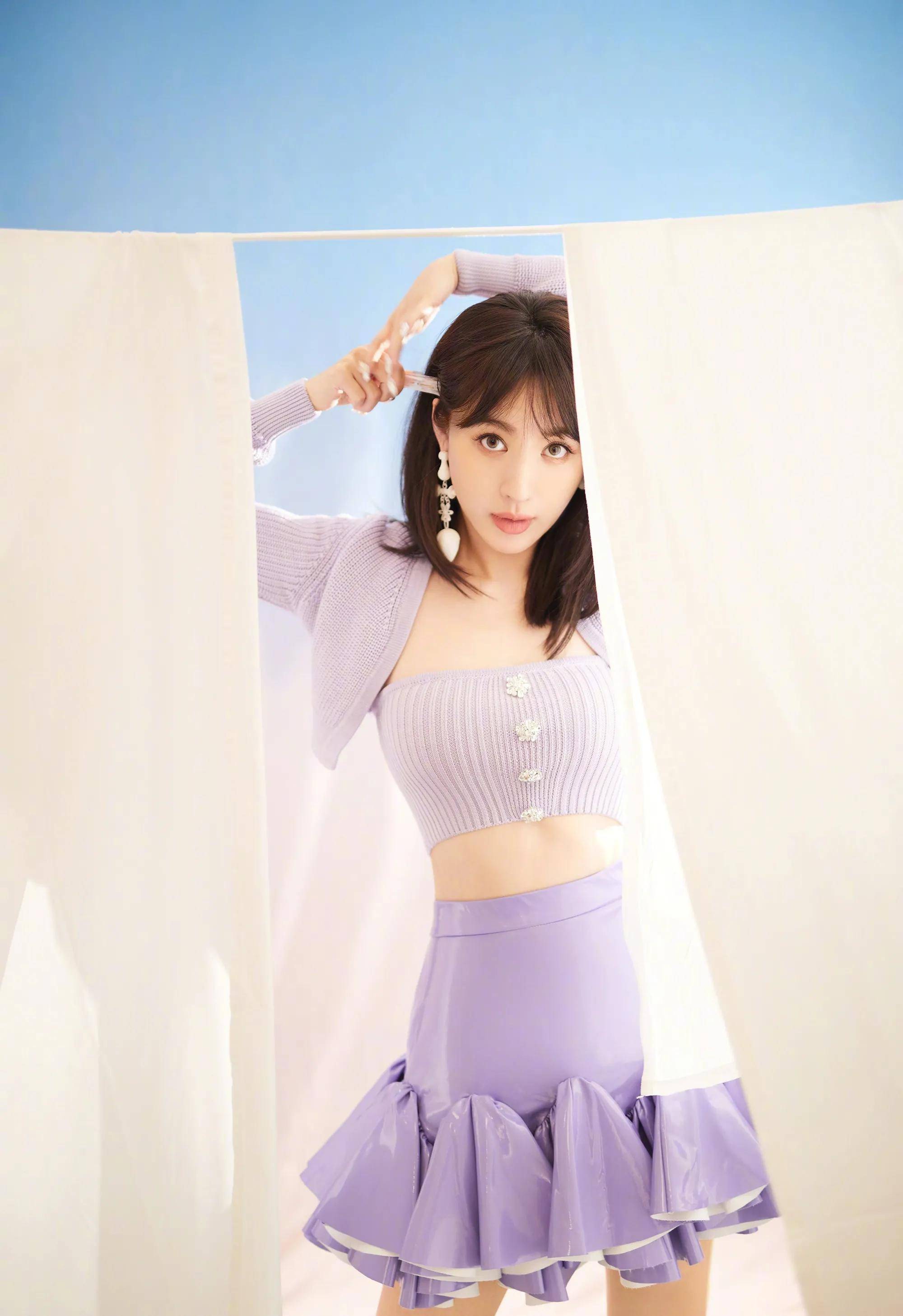 李菲儿香芋紫针织衫搭百褶裙满满少女感楚腰纤细灵动轻盈