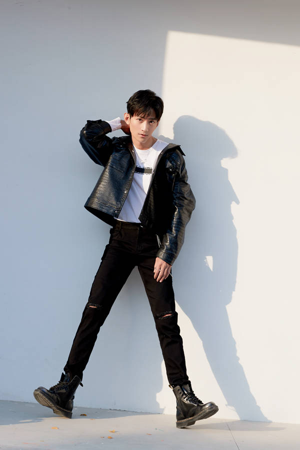 张天阳最新写真曝光 演绎氛围感潮酷范_许峰_之城_boy