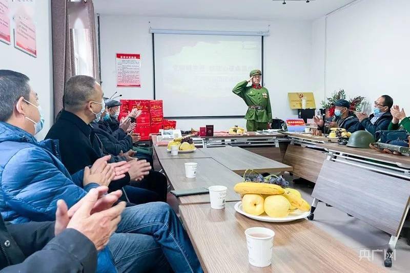 央广网发活动中,东方社区第一书记乔宙带领大家认真学习了党的十九届