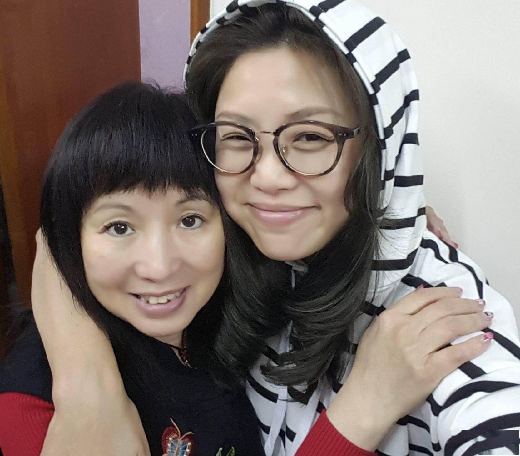 55岁著名港星罕见晒照露面,自曝仍渴望结婚,前男友患肺癌离世_阮兆祥