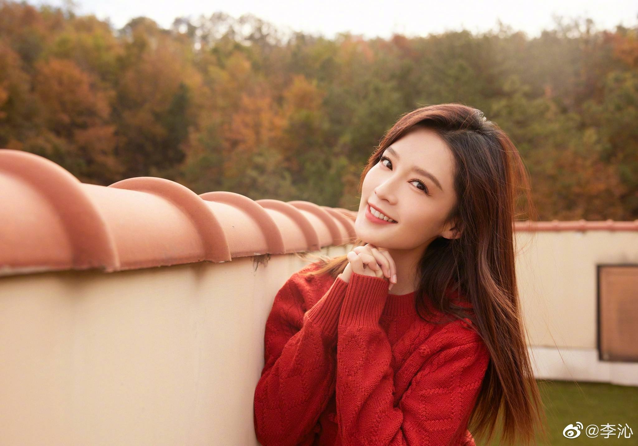 来自冬日暖色调的李沁,红色毛衣张扬热情,笑容甜美……_样子_憧憬