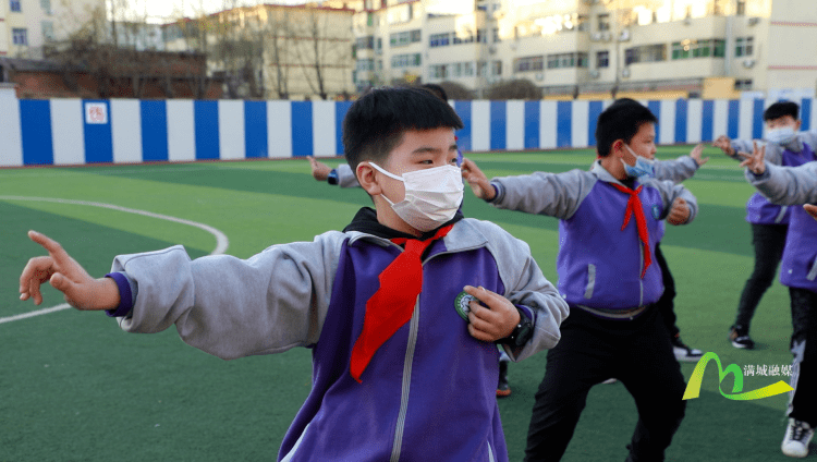 练好八段锦第八式 045b2f4113984548b803f872a6405cf4.png