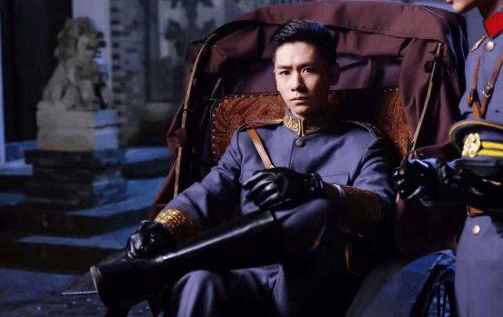 杨霖生日粉丝惊现民国制服尽显暖男魅力