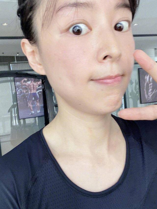 40岁张静初生活太自律,健身保持18岁少女身材,素颜出镜依旧美_运动
