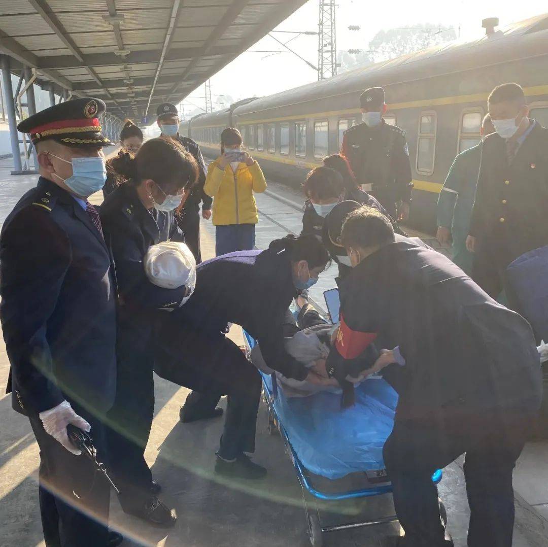 孕妇在宜州火车站临盆后续：一家三口团聚了！_王智晖_次列车_覃贤文