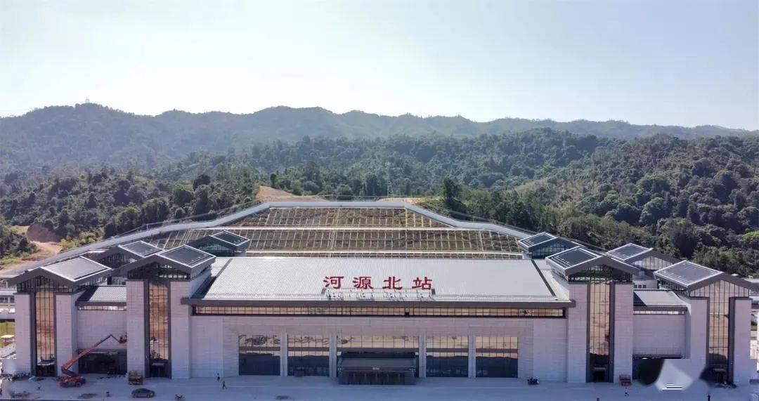 河源北站站房内顶部巨大的水波纹吊顶十分吸睛,据介绍,水波纹是从