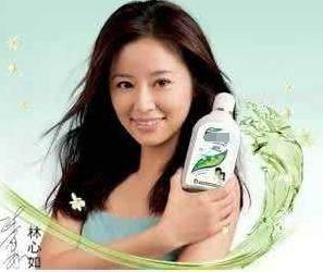 林心如曾经代言过妇炎洁的广告,之前一直是付笛声任静代言的,夫妻二人