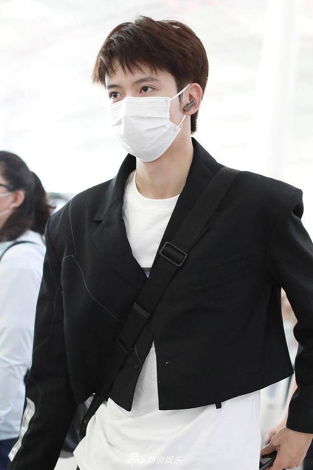 组图陈宥维穿黑白look简约帅气口罩难掩高颜值大长腿抢镜