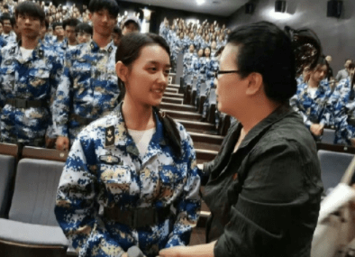 蒋依依军训后合影,同学却手滑关了滤镜,这才是正常大学生的肤色_中戏