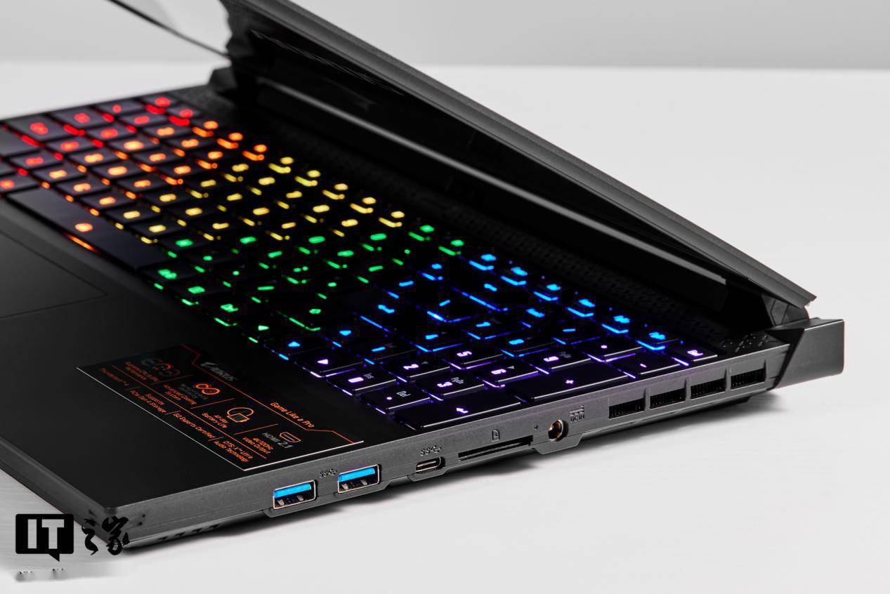 技嘉 AORUS 15P XD RTX 游戏本双 12 热促，到手直降 1800 元