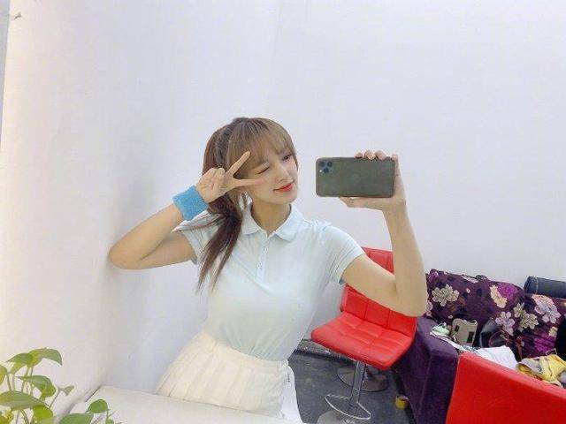 程潇对着镜子玩自拍穿jk裙扎马尾辫状态不输漫画里的美少女