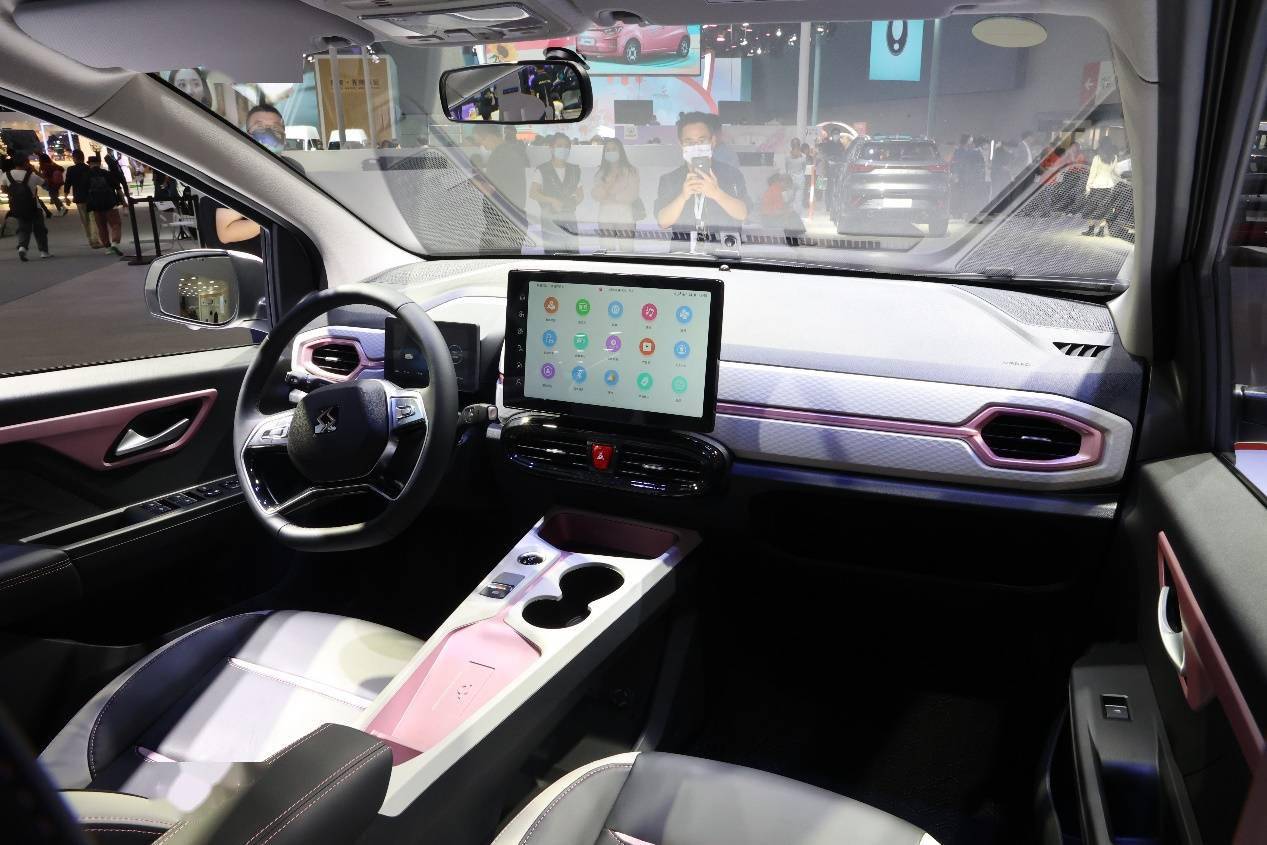 内饰方面,思皓e10x花仙子款延续现款思皓e10x的简约中控台布局,怀挡