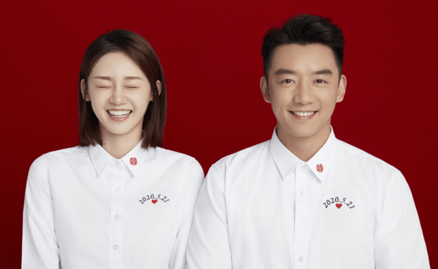 一个结婚证的照片,被二人刷成了九宫格.