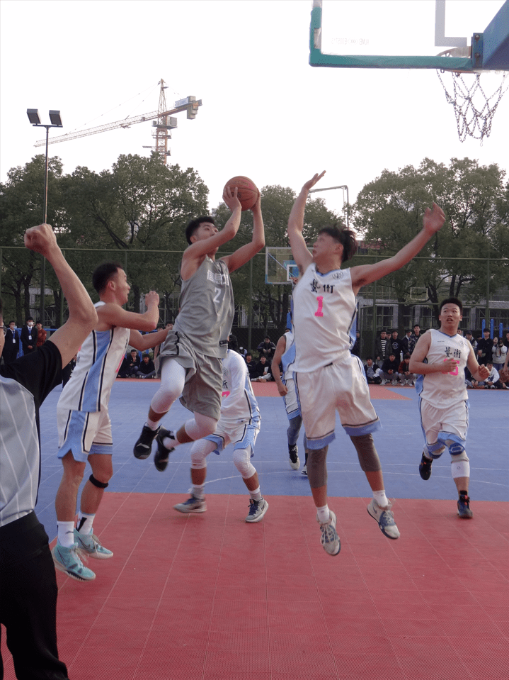 空防位点,快攻猛打,默契传球,充分利用弹跳力优势攻投篮板,接连得分