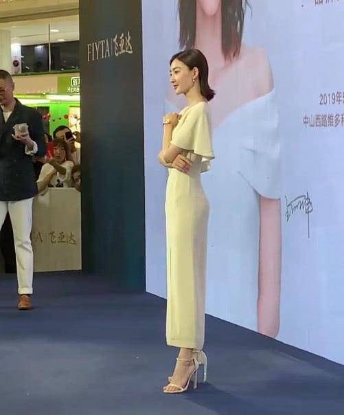 王丽坤不理《封神演义》停播风波,现身穿紧身裙提臀裤亮了_身材_网友