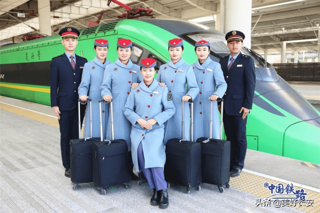 西安客运段石榴花170班组的专属配饰"170"数字标识以及工牌下"闪闪