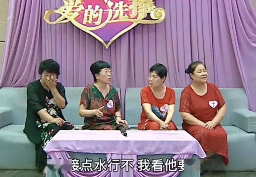 上海上海阿姨街拍火了：穿吊带，做美甲，买菜也要拎LV