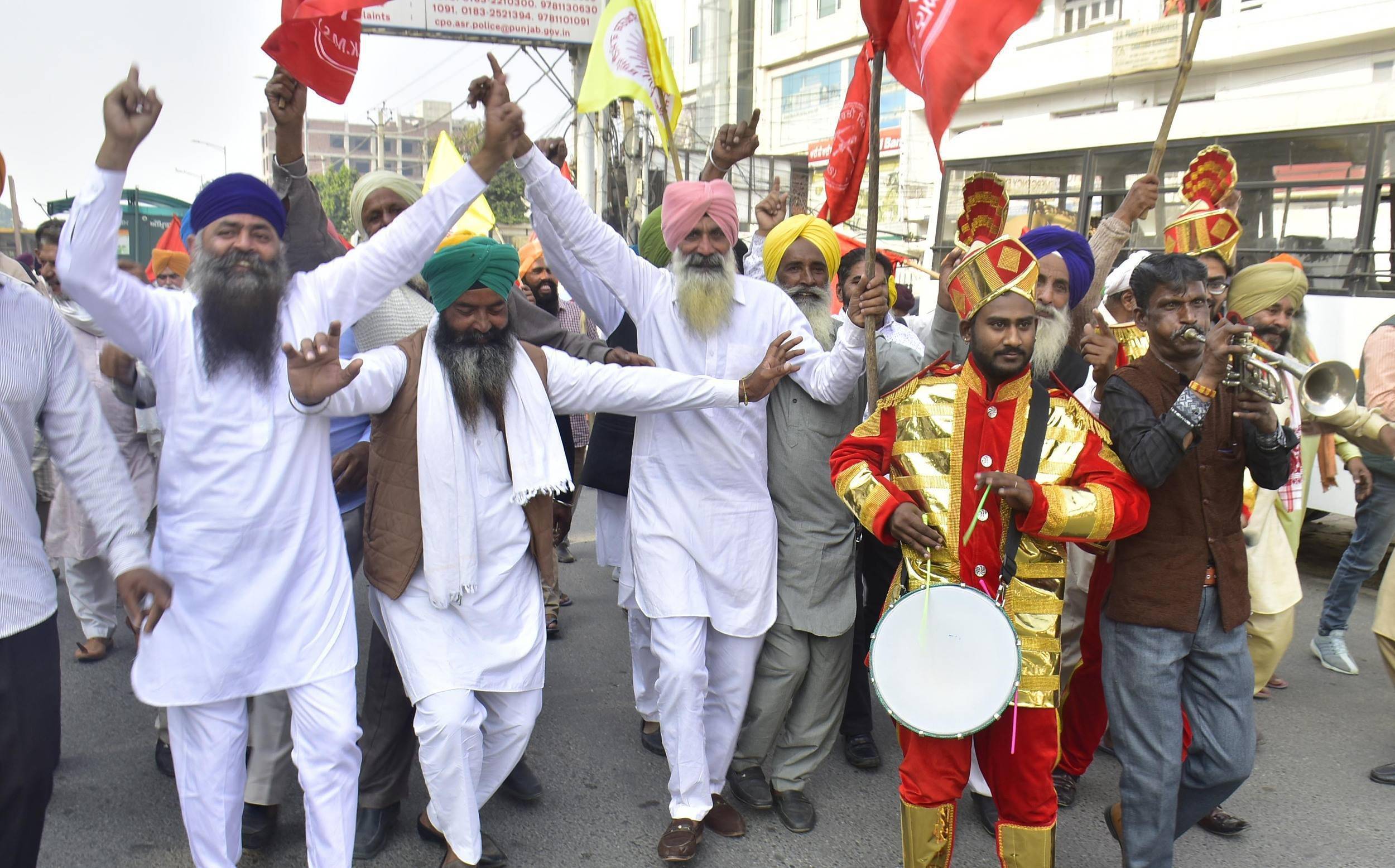 取得历史性胜利后印度农民抗议结束周六回家