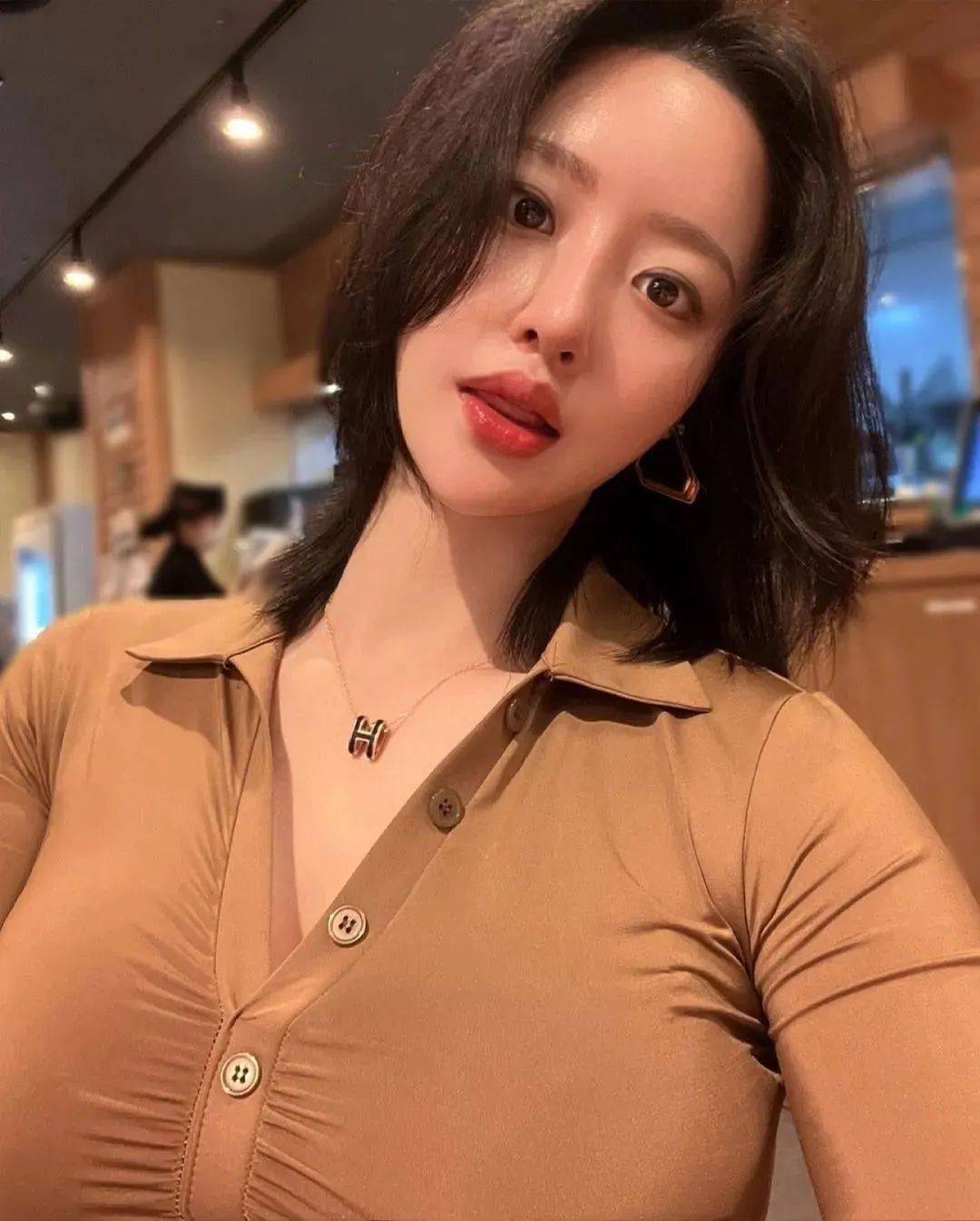 为什么别人130斤就是性感微胖女神,而自己则体态臃肿,浑身赘肉呢?