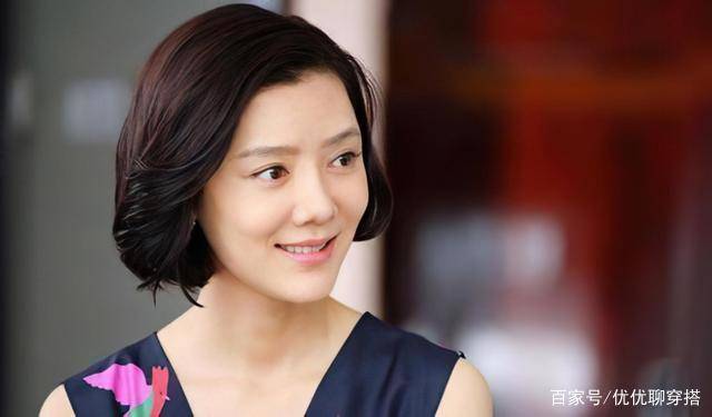 37岁车晓好嫩啊!穿军绿色套装好气质,皮肤白嫩得像20岁少女