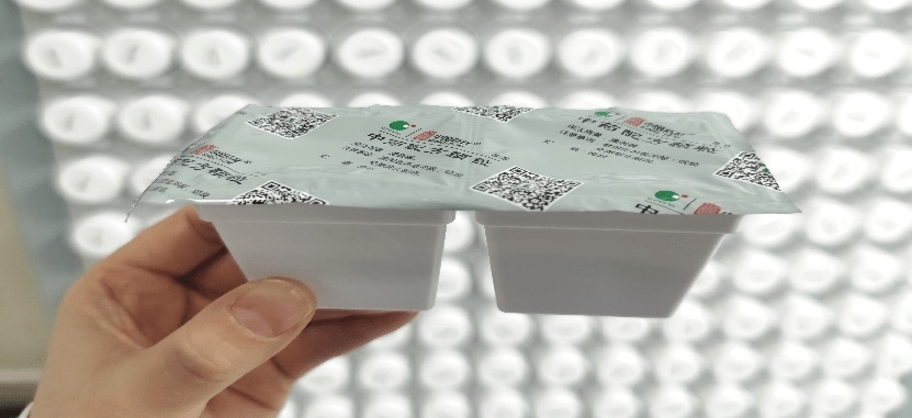 而是如下图所示的塑料小盒子,其内容物为中药配方颗粒,如速溶咖啡一般