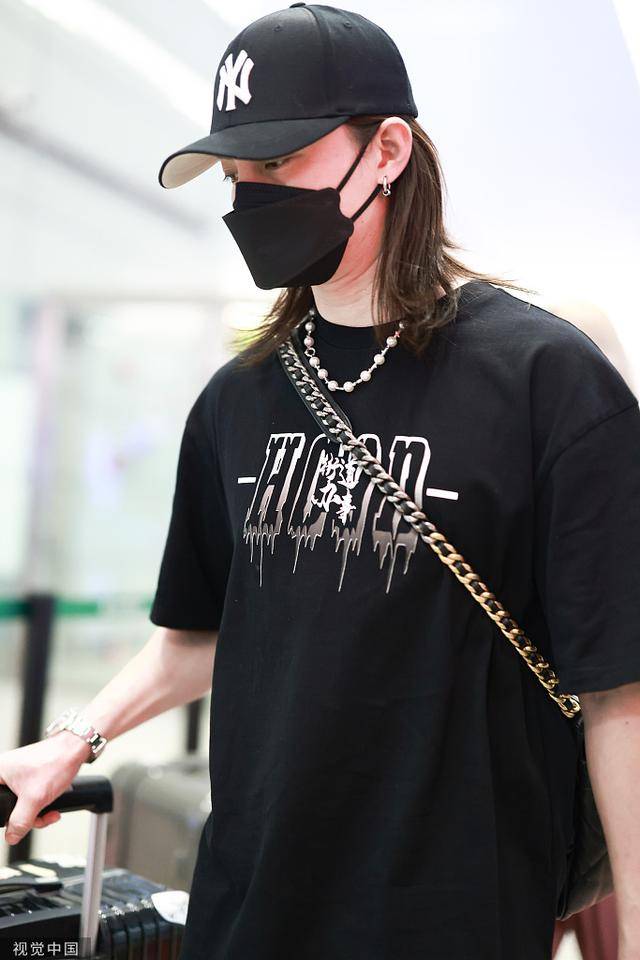 组图尹正中长发戴鸭舌帽秀气个性改走酷飒路线嘻哈项链抢眼