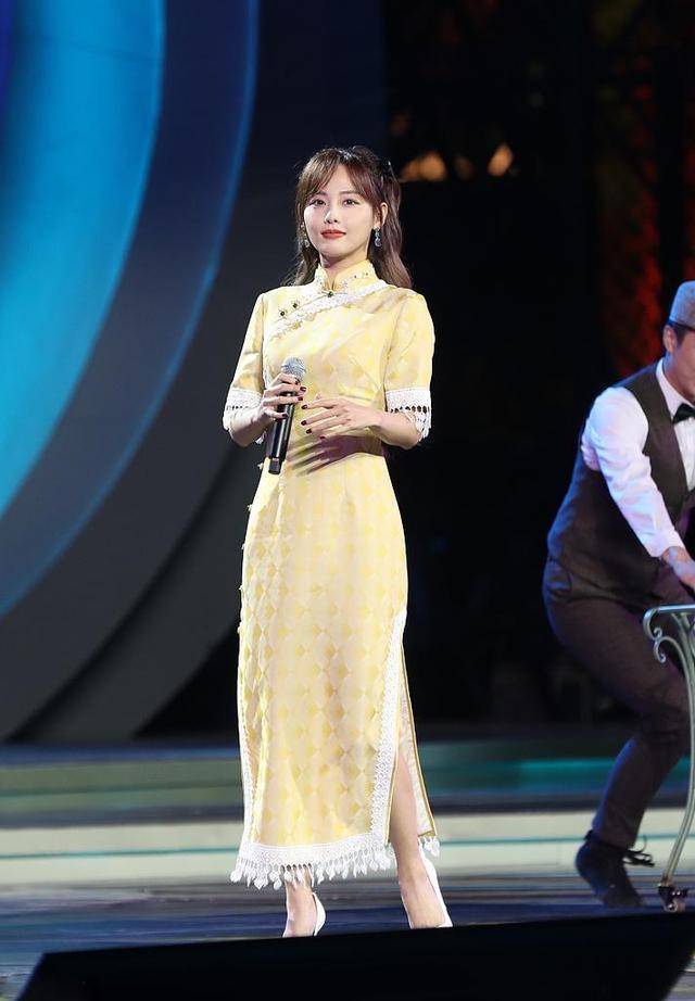最近再添一名旗袍女神张嘉倪穿黄色旗袍尽显少女感不像是33岁