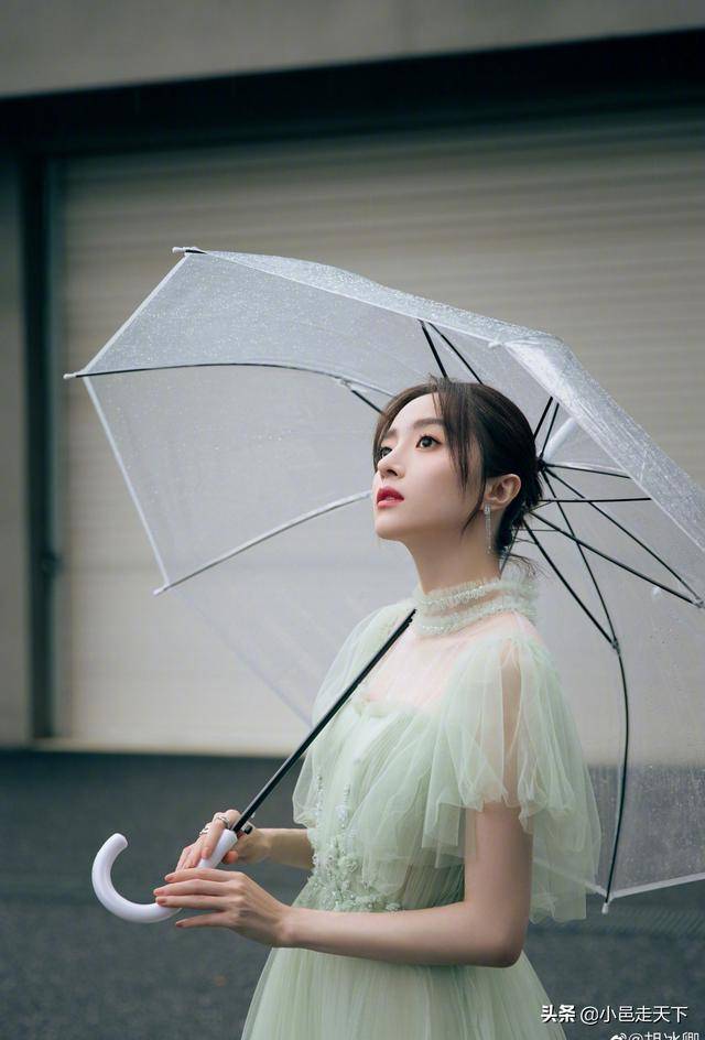 胡冰卿浅绿色蓬松长裙优雅写真