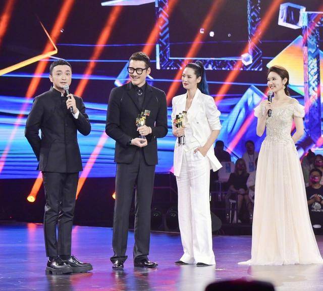 胡兵再获时尚大奖51岁t台走秀惊艳全场西装造型优雅绅士